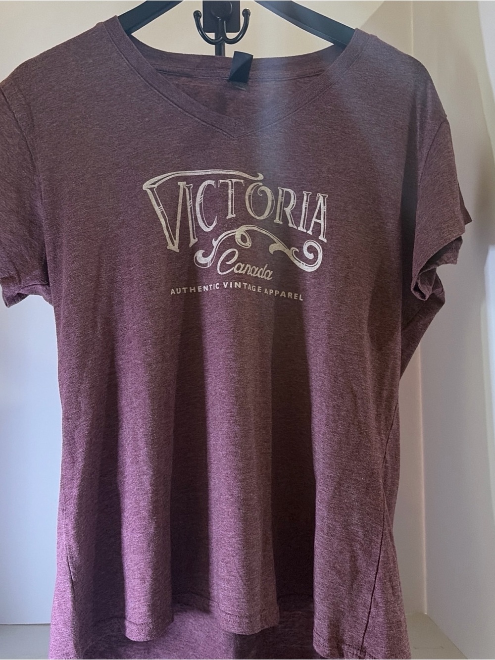 Source Unknown Burgundy 'Victoria Canada' Short Sleeve Tee